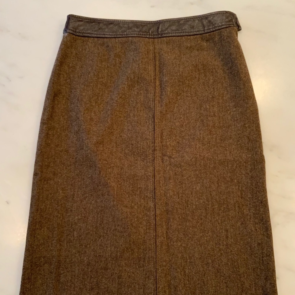 DKNY - GORGEOUS SKIRT WITH LEATHER WAIST BAND SZ 2